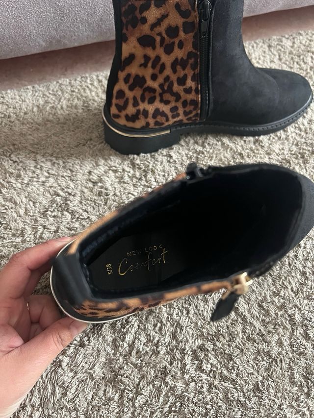 Botas negras con estampado de leopardo