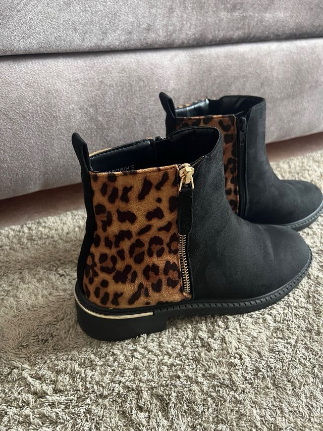 Botas negras con estampado de leopardo