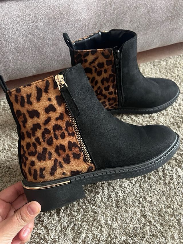 Botas negras con estampado de leopardo