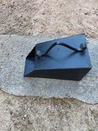 Pala de hierro con mango decorado