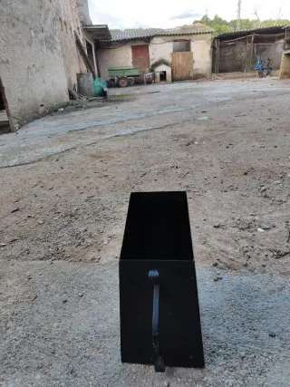 Pala de hierro con mango decorado