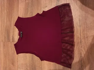 Camiseta Bershka granate con detalle de malla