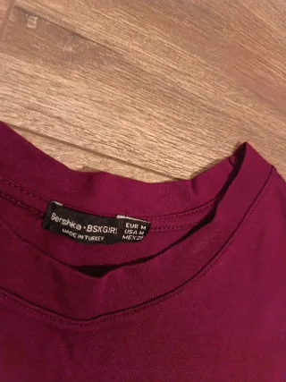 Camiseta Bershka granate con detalle de malla