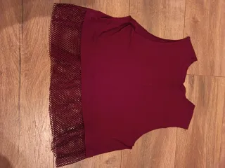 Camiseta Bershka granate con detalle de malla