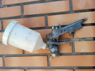 Pistola de pintar con depósito