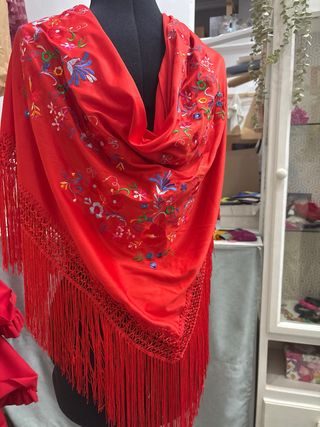 Mantoncillo Flamenco varios colores con Flecos.