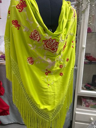 Mantoncillo Flamenco varios colores con Flecos.