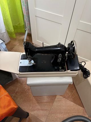 Máquina de coser Singer antigua funciona