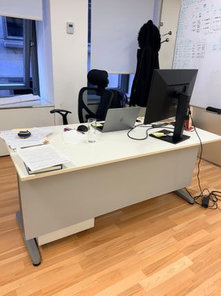 Mobiliario de Oficina (escritorios, sillas, etc.)