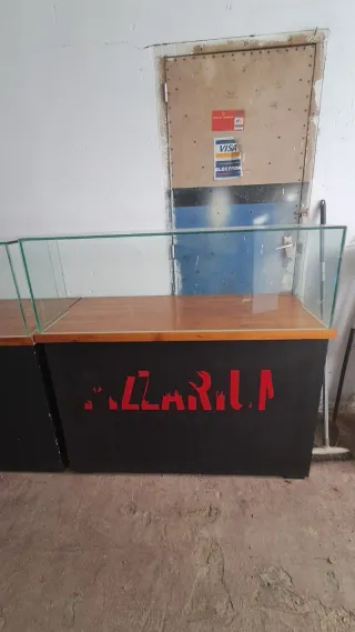 Mobiliario comercial con vitrina