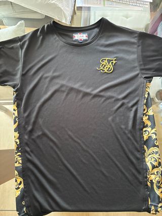 Camiseta SikSilk Negra con Detalles Dorados