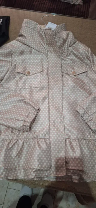 Chaqueta rosa palo con lunares blancos