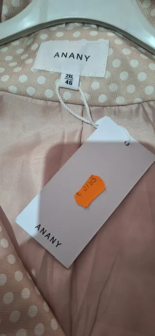 Chaqueta rosa palo con lunares blancos