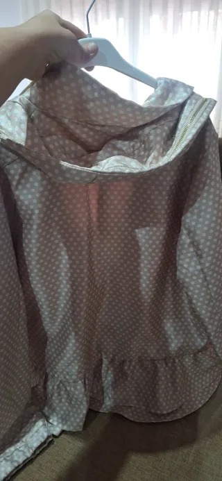 Chaqueta rosa palo con lunares blancos