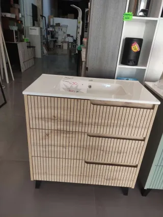 Mueble de baño con lavabo y cajones..