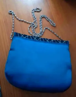 Bolso de fiesta Nora azul raso con brillos