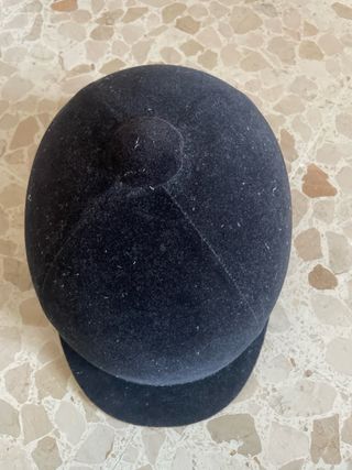 Botas y casco de equitación negros