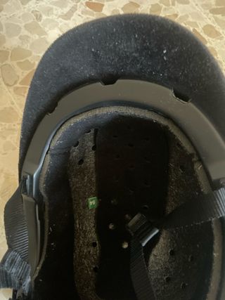 Botas y casco de equitación negros