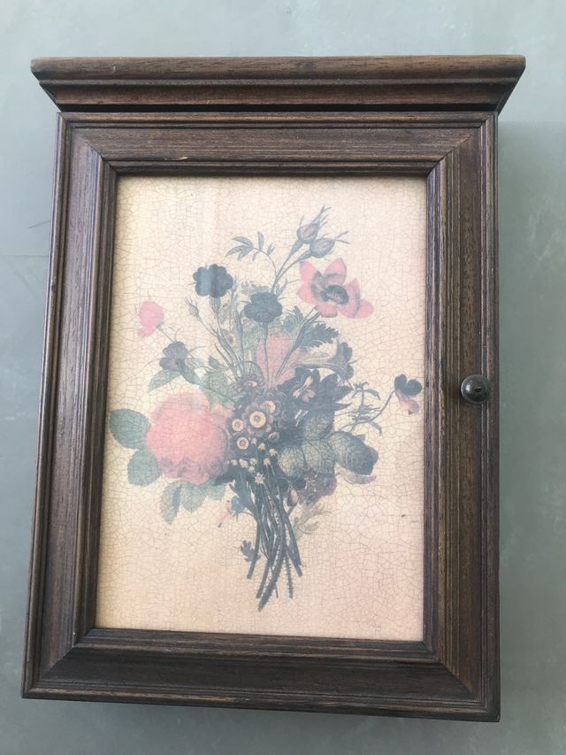 Cuadro guarda llaves madera.