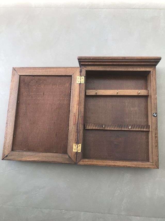Cuadro guarda llaves madera.