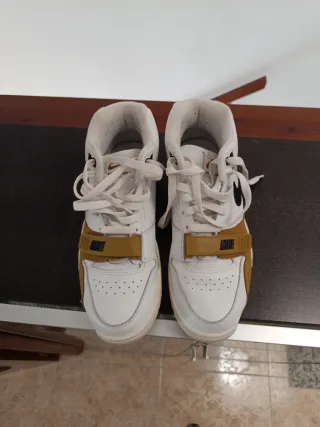 Zapatillas Nike Blancas y Doradas