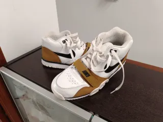 Zapatillas Nike Blancas y Doradas