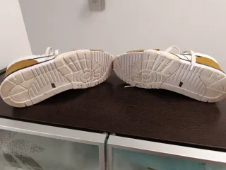 Zapatillas Nike Blancas y Doradas