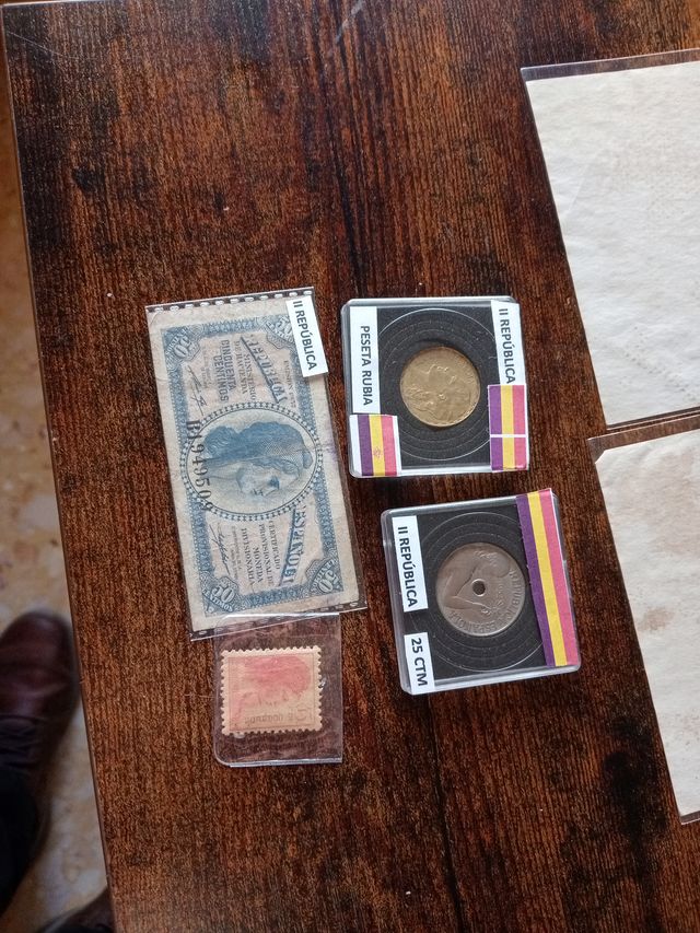 Lote II República: Billetes, Monedas y Sellos