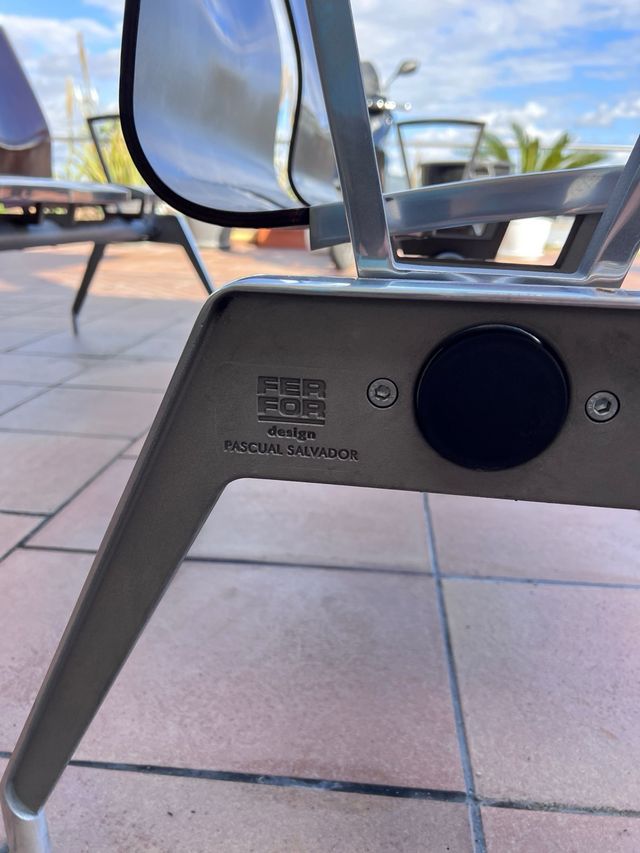 Sillas de oficina metálicas y madera