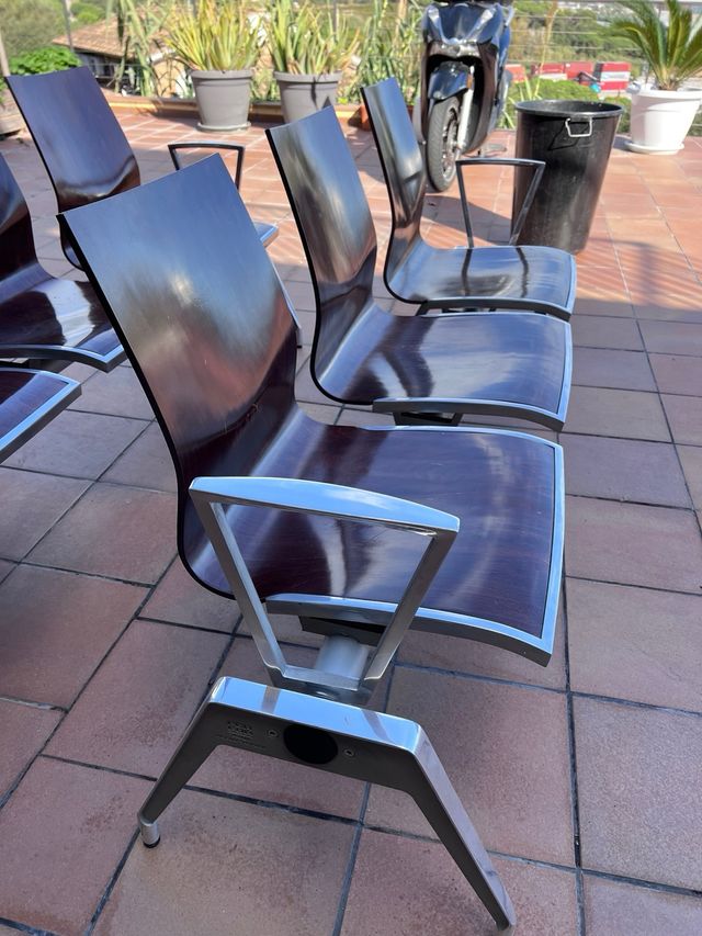 Sillas de oficina metálicas y madera