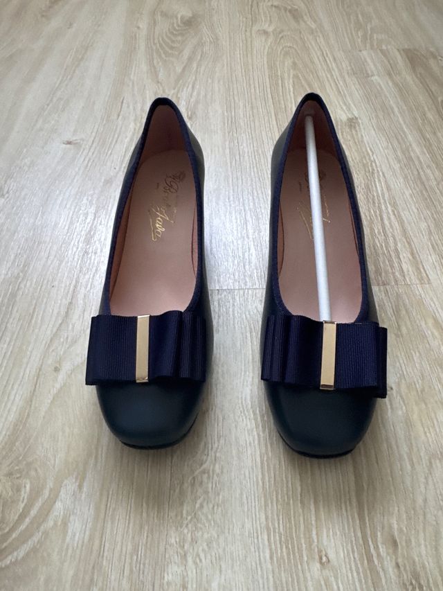 Zapatos mujer salón azules,con lazo, adorno dorado