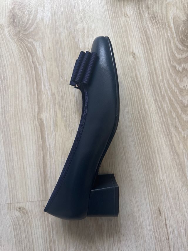 Zapatos mujer salón azules,con lazo, adorno dorado