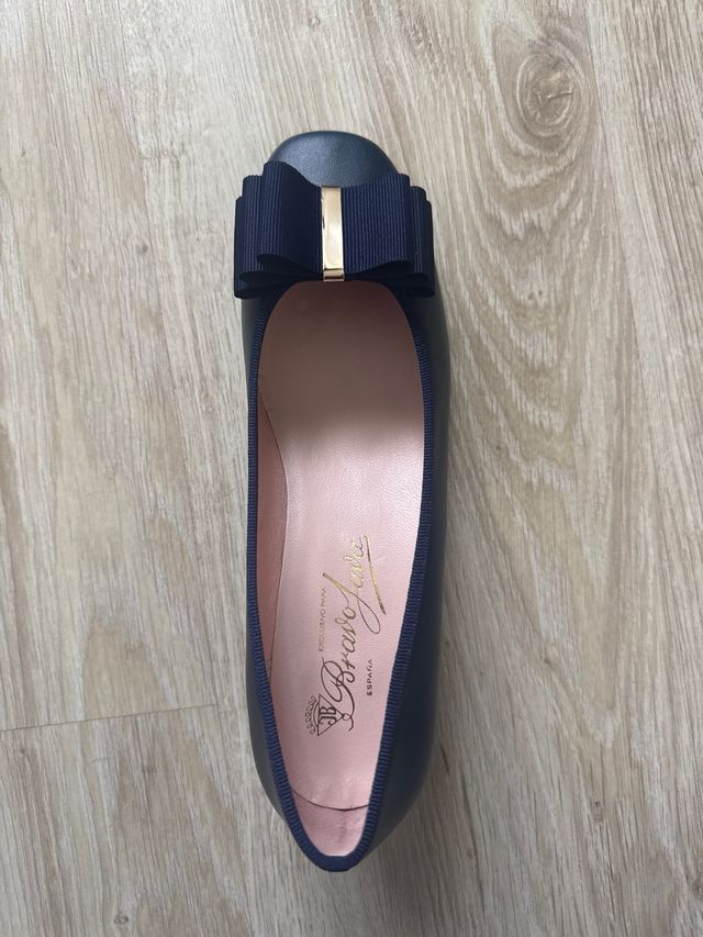 Zapatos mujer salón azules,con lazo, adorno dorado