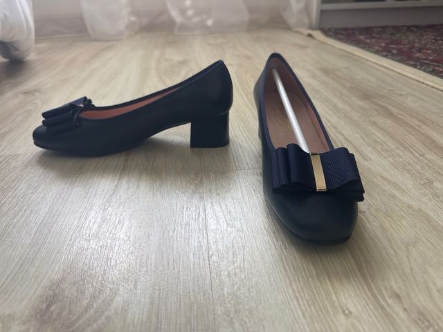 Zapatos mujer salón azules,con lazo, adorno dorado