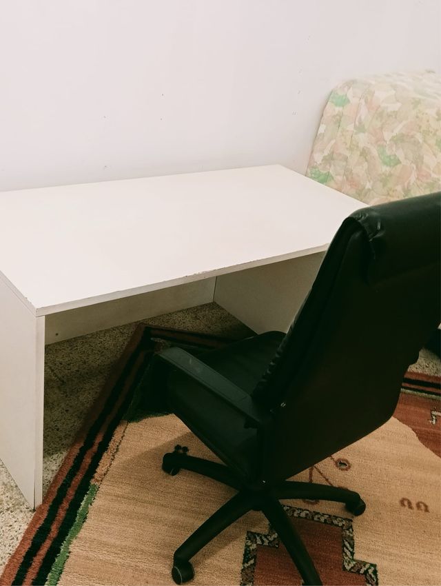 Mesa y sillón de despacho