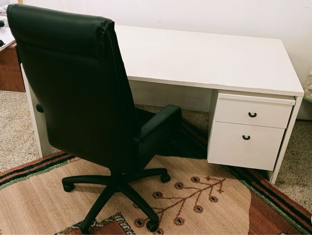 Mesa y sillón de despacho