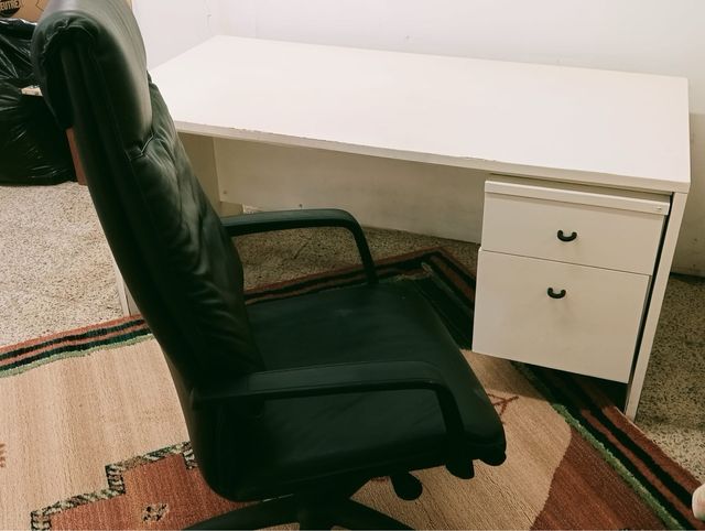 Mesa y sillón de despacho