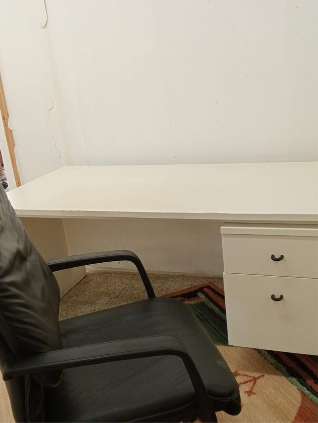 Mesa y sillón de despacho