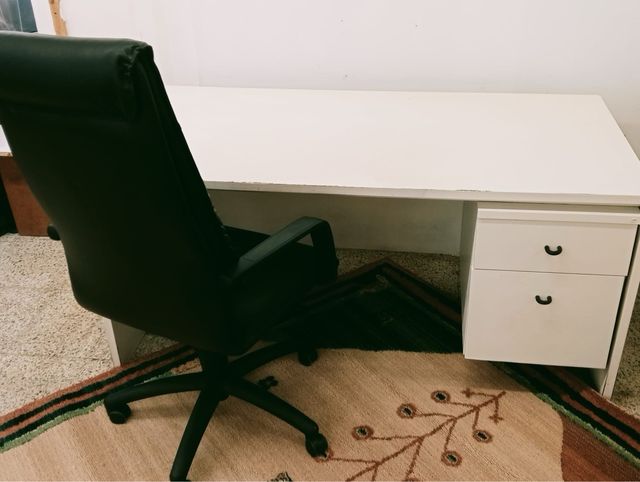 Mesa y sillón de despacho