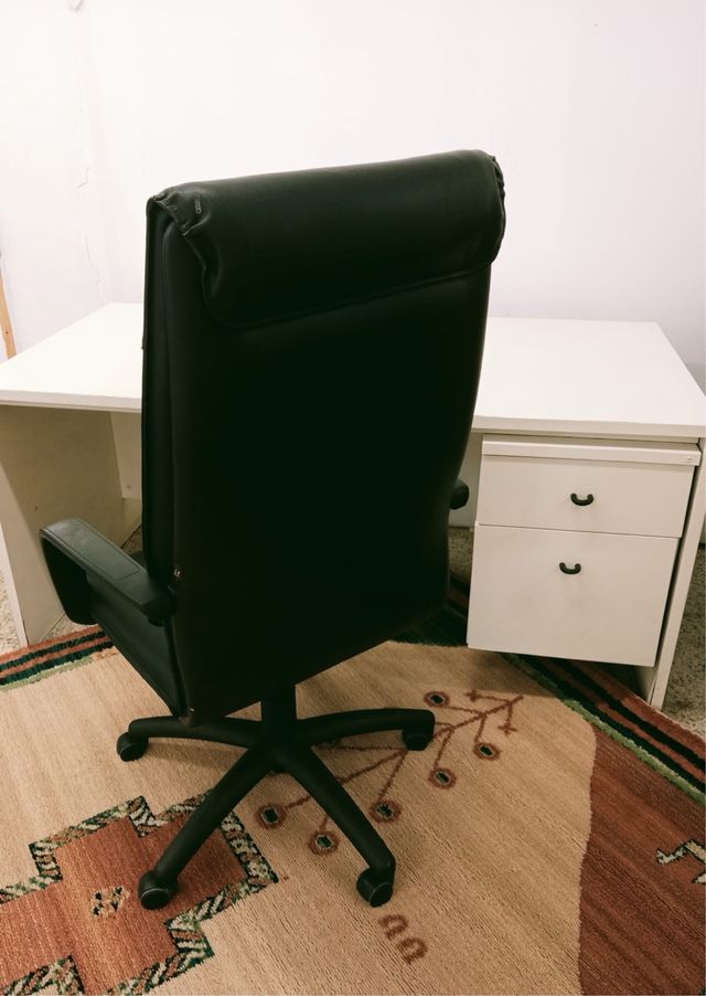 Mesa y sillón de despacho