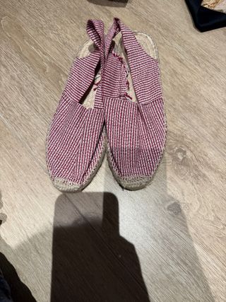 Alpargatas rojas y blancas