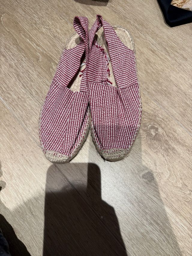 Alpargatas rojas y blancas