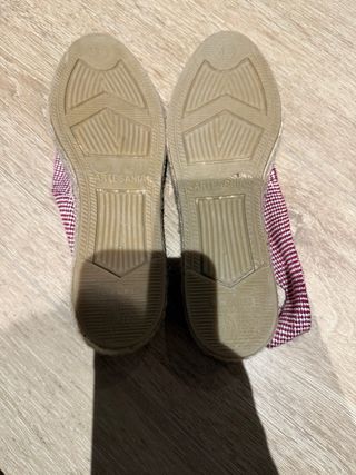 Alpargatas rojas y blancas