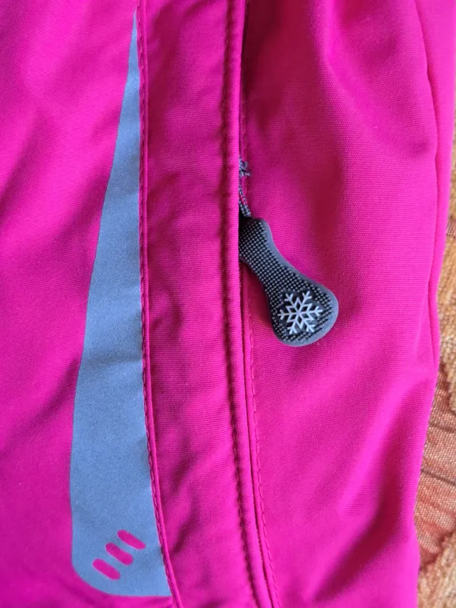 Mono de nieve rosa para niña