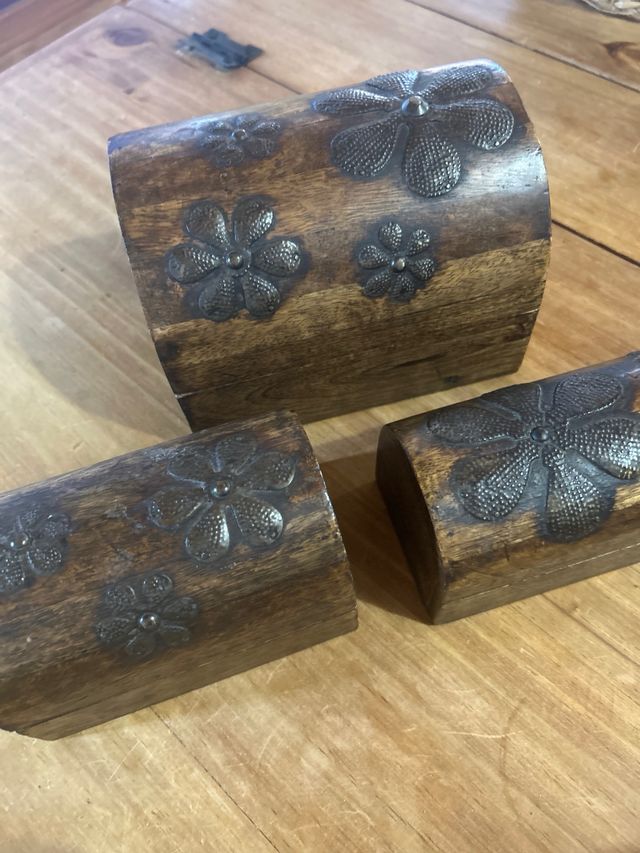 Cajas de madera decoradas con flores metálicas