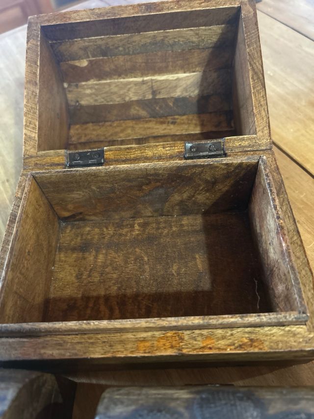 Cajas de madera decoradas con flores metálicas