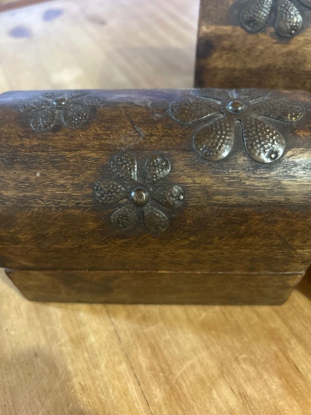 Cajas de madera decoradas con flores metálicas