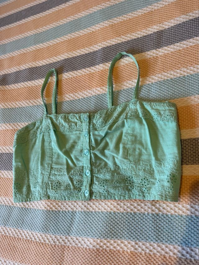Top verde con botones y bordado