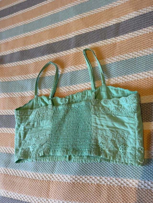 Top verde con botones y bordado