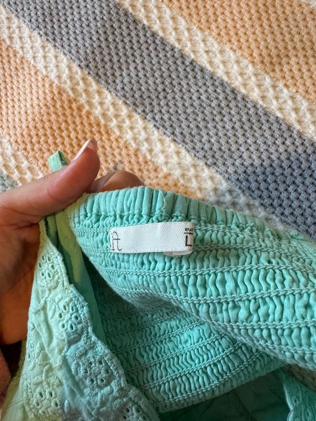 Top verde con botones y bordado